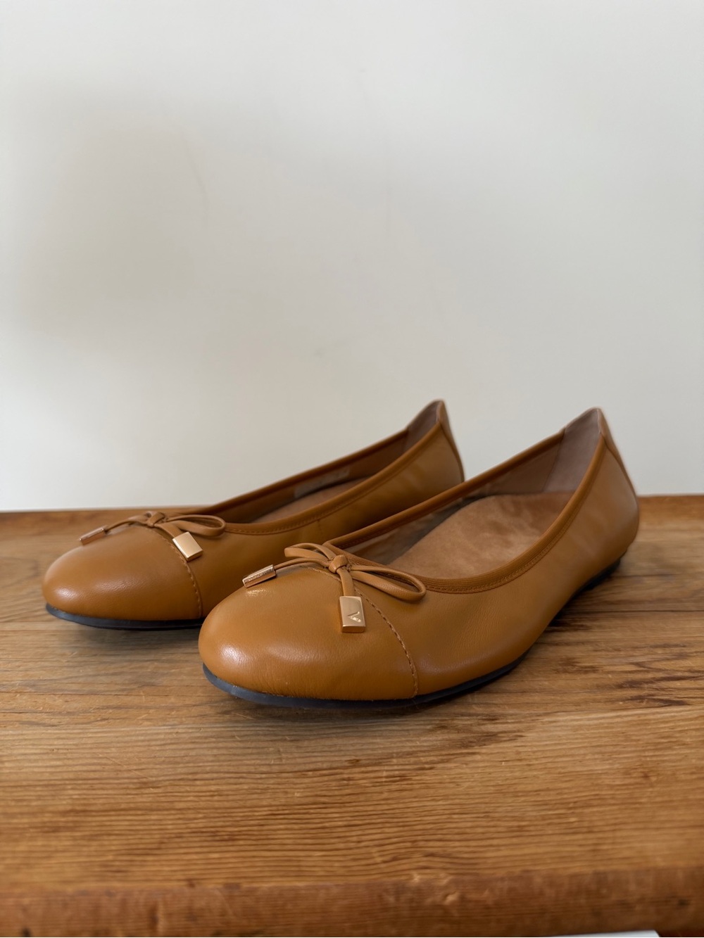 NWOB Vionic Minna Slip On Ballet Flats Brown Tan Camel Bow Shoes Women’s 9.5